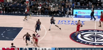 金年会一飞冲天！拉文溜底线空切接球起飞双手暴扣