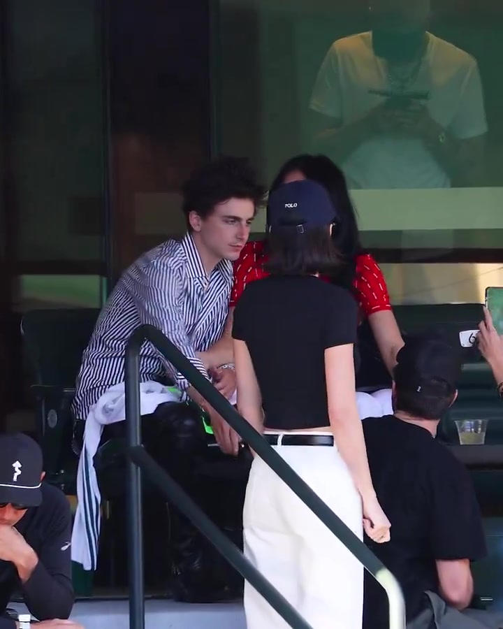 金年会体育🥎肯豆吃狗粮！“金小妹”捧着甜茶的脸，小鸡啄米亲个不停