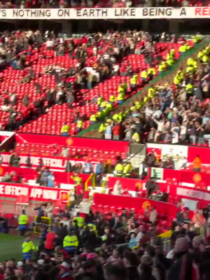 金年会金字招牌信誉至上最后一次参加曼市德比！德布劳内赛后谢场，瓜帅搂住他交流