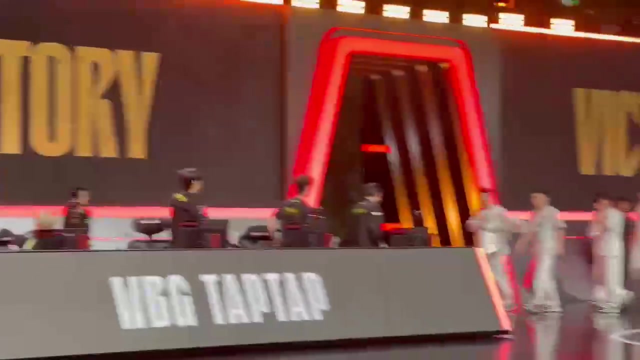 jinnianhui金年会台上毫无波澜 台下全体欢呼！Doinb和Tian碰拳 场下高声欢呼