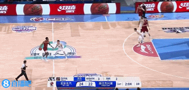 金年会体育站在了防守盲区！周琦篮下接队友传球 双手暴力虐筐