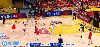 金年会体育得分利器！小巴里-布朗扛起进攻 连中三分独得8分打停北京