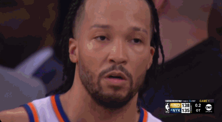 金年会体育☹️痛失好局被离奇逆转！布伦森在替补席咧着个嘴无法接受