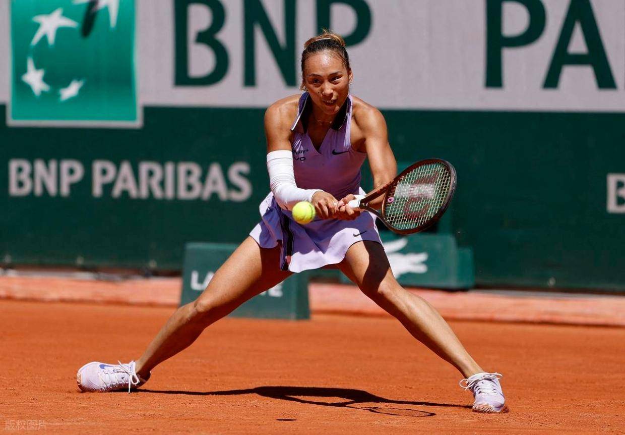 法网女单16强诞生4席！郑钦文第四轮遭遇苦主，萨巴伦卡强势爆发