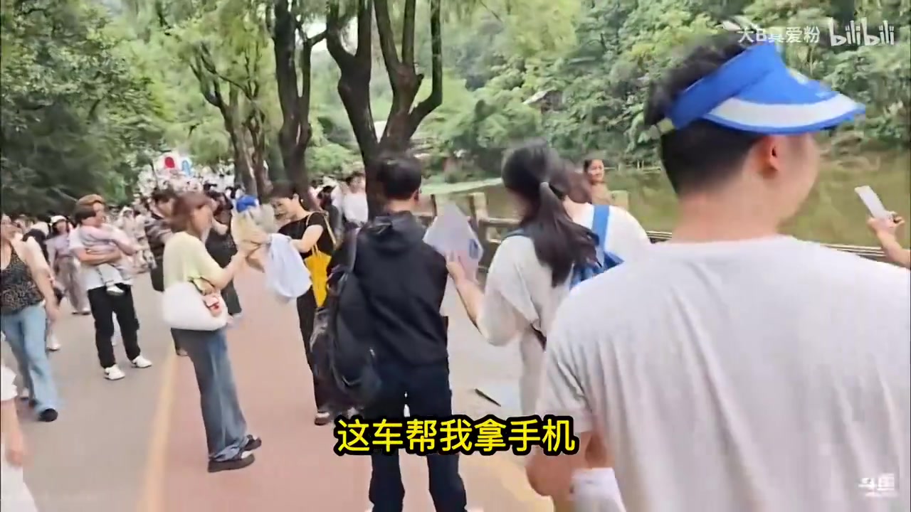 jinnianhui金年会六神猴子！猴王Doinb模仿猴子被抓破胳膊后直道歉