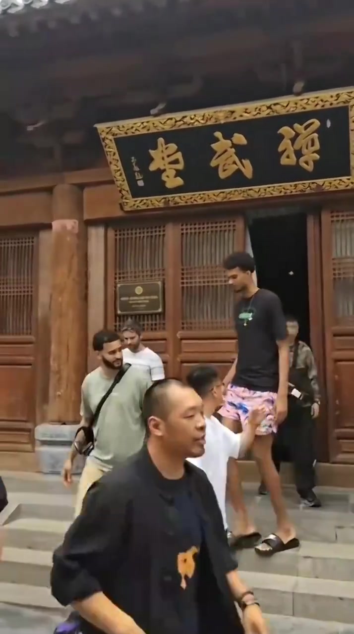 金年会体育😂要出家吗？文班亚马参观少林寺&用斋饭 貌似还剃了光头