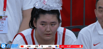 金年会体育还有点萌萌呢！🥰张子宇下场后休息 头顶冰袋降温~