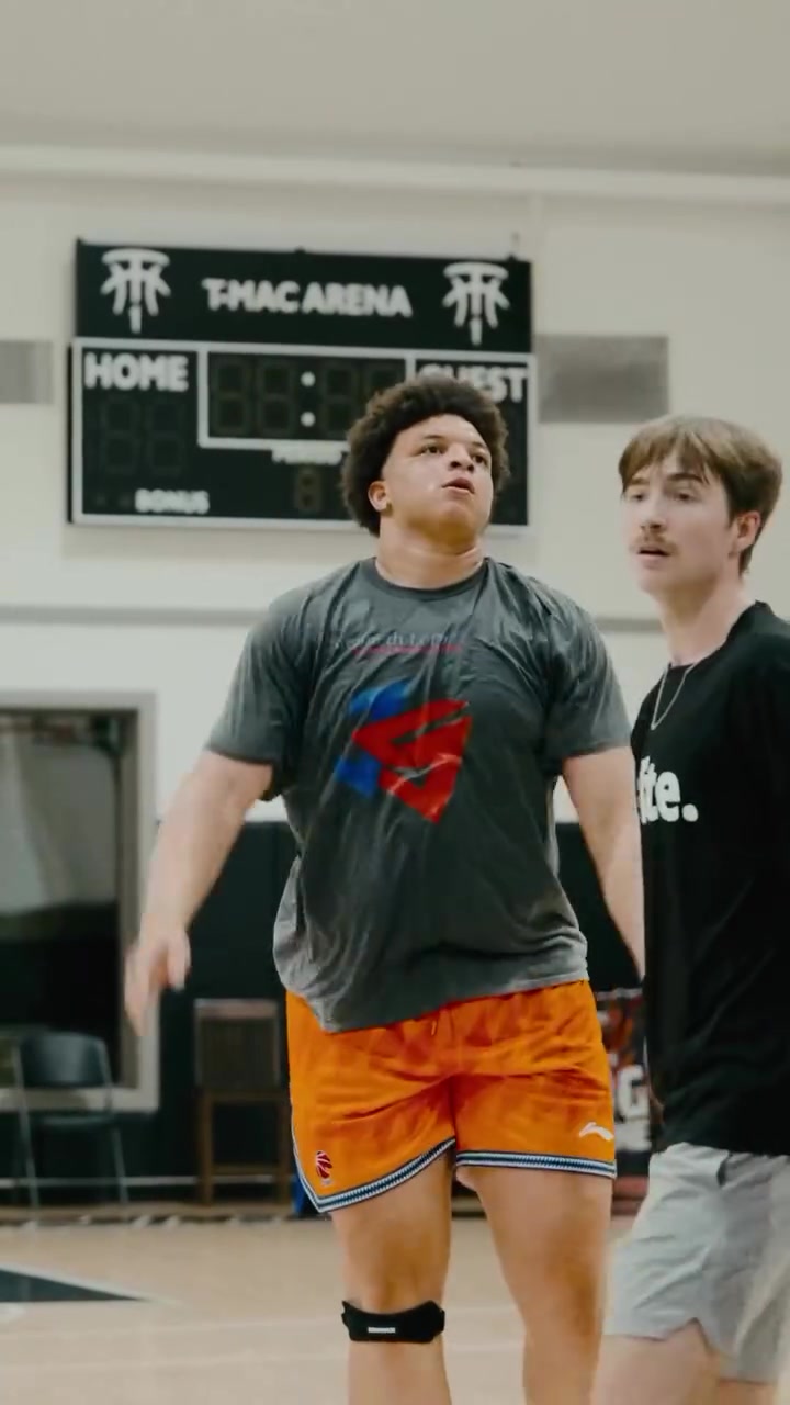 金年会下赛季还回来吗？洛夫顿晒近期训练视频 还穿着上海队的短裤